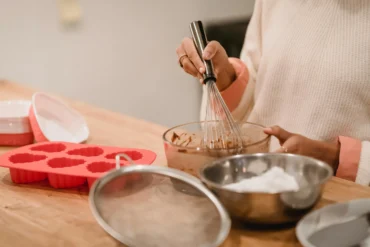 Quand le savon ravive les souvenirs : un atelier créatif pour nos aînés
