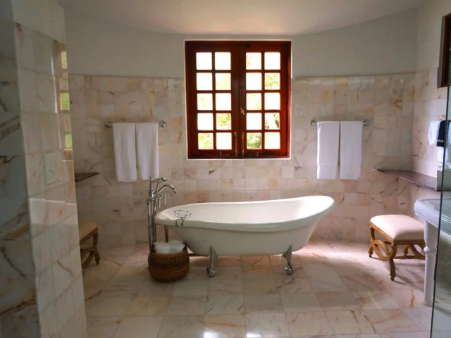 salle de bain avec baignoire